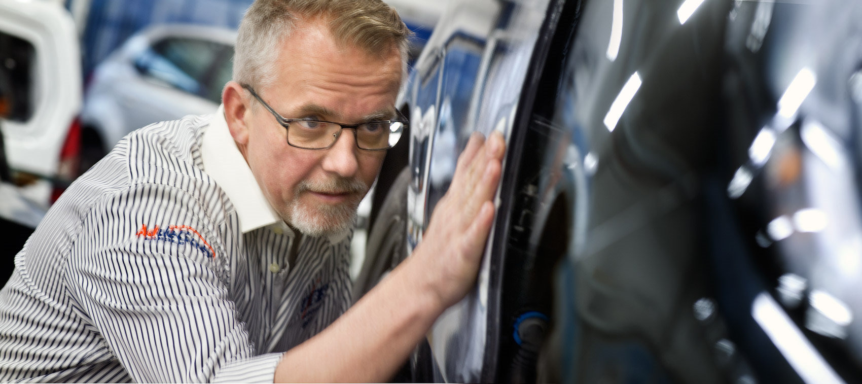 Monteur bezig met reparatie auto.